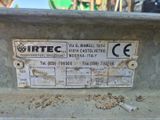 l'étiquette se trouve sur le côté d'une machine posée au sol