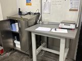 une photo d'un laboratoire avec un tableau blanc accroché au mur