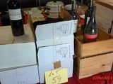 de nombreuses bouteilles de vin posées sur une table dans une pièce