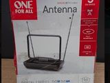 une boîte contenant une antenne, posée sur une table