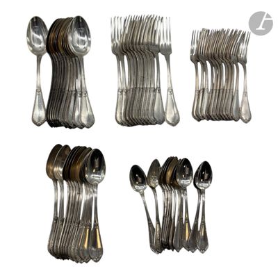 six fourchettes et cuillères sont disposées en rangée sur un fond blanc