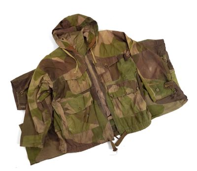 une photo d'une veste de camouflage avec une capuche
