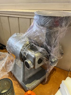une machine posée sur une table recouverte d'un film plastique