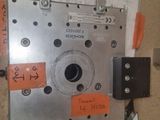 une photo d'un objet métallique auquel est attaché un morceau de papier