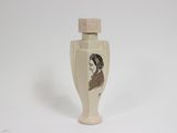 un vase blanc avec la photo d'une femme dessus
