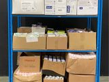 un chariot bleu chargé de cartons, les uns sur les autres