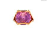 Gros plan sur une bague contenant une pierre violette