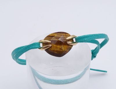 un gros plan sur un verre d'eau sur lequel est posé un bracelet