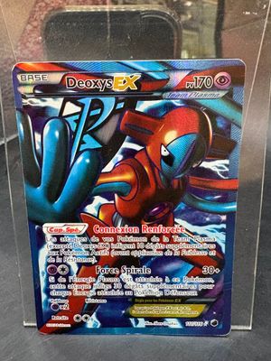 gros plan d'une boîte de cartes pokemon sur une table