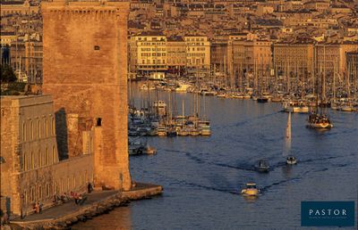de nombreux bateaux amarrés près d'une ville