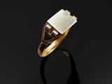 une image représentant une bague en or avec une pierre rectangulaire au centre