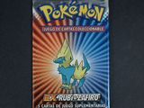 un gros plan sur un paquet de cartes Pokémon posé sur une table