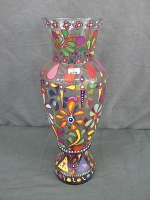 un vase coloré posé sur une surface grise