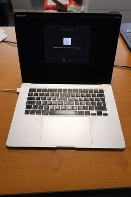 un ordinateur portable posé sur un bureau en bois