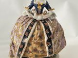 une image représentant une figurine de femme assise sur une table