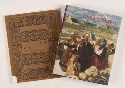 deux livres posés l'un à côté de l'autre sur une table