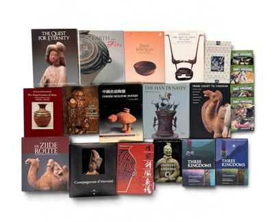 un grand nombre de livres posés sur une table