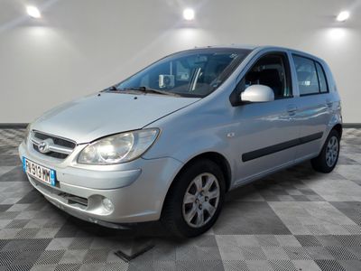 la photo d'une voiture argentée garée dans un garage