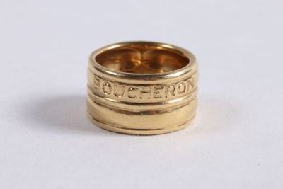 une image représentant une bague en or sur laquelle est inscrit le mot « coffee »