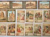 de nombreuses cartes postales anciennes exposées au mur