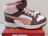 gros plan sur une paire de chaussures posée sur une boîte