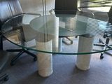 une table en verre avec un plateau en verre et des chaises dans une pièce