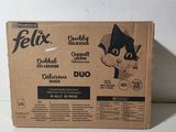 la boîte est vide et prête à être ouverte sur la table