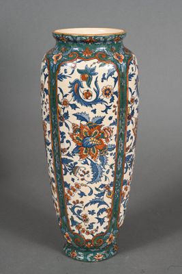 une image représentant un vase orné d'un motif floral