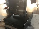 un ordinateur portable posé sur une table dans une pièce