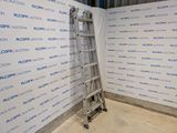une échelle appuyée contre un mur dans une pièce
