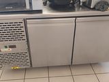 deux micro-ondes posés sur un plan de travail dans une cuisine