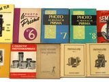 un grand nombre de livres posés sur une table