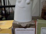 un vase blanc posé sur une boîte