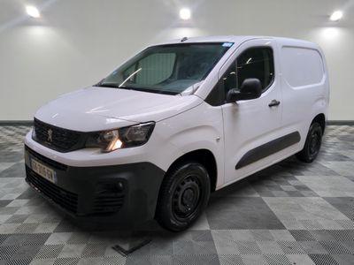 la photo d'une camionnette blanche garée sur un sol en damier