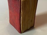 un livre rouge posé sur une table