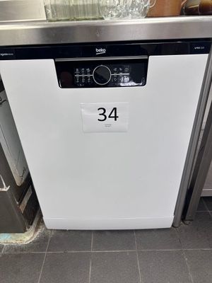 un lave-vaisselle sur lequel figure un numéro, dans une cuisine