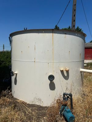 un réservoir d'eau situé au milieu d'un champ