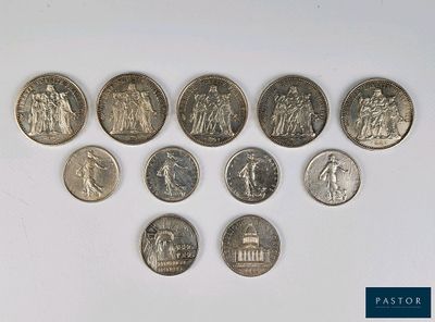 six types de pièces différents sur une surface blanche avec un fond bleu