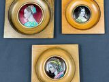 trois portraits de femmes dans des cadres dorés sur fond bleu