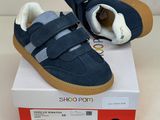 des chaussures pour bébé avec des bandes Velcro et des semelles Velcro, posées sur une boîte