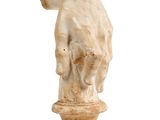 une image représentant une statue représentant une main posée sur un socle