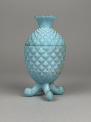 Boîte couverte en opaline de foire bleu clair en forme d'ana…