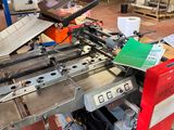 une machine posée sur une palette dans un entrepôt