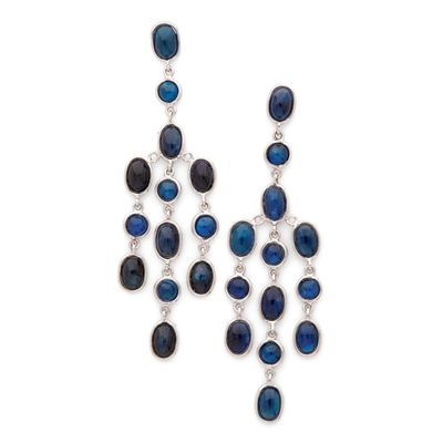 une paire de boucles d'oreilles en saphir et diamant