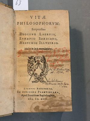 un vieux livre écrit posé sur une table