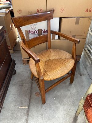une chaise posée devant une pile de cartons
