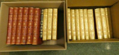 deux cartons de livres posés l'un à côté de l'autre sur une table
