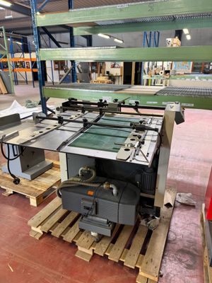 une machine posée sur une palette dans un entrepôt