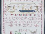 une photo d'une broderie au point de croix représentant un bateau dans une bouteille