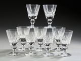 un groupe de verres à vin posés sur une table